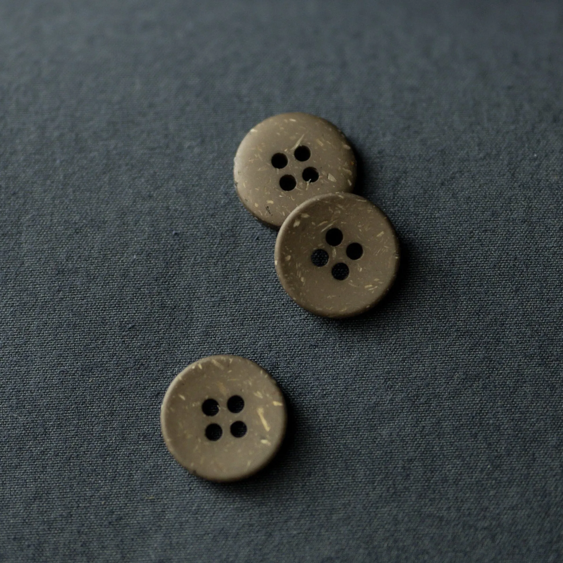 Merchant & Mills - Recycled Resin Button - Olive Speckles 18mm