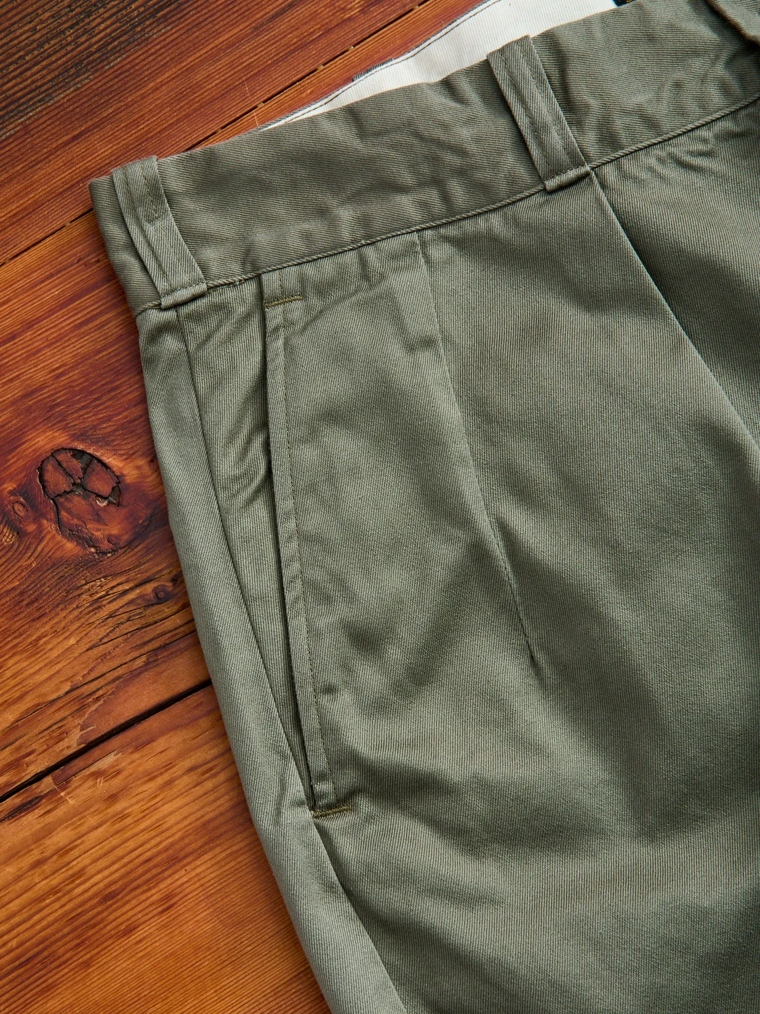 Pleated Military Chino Shorts in Olive