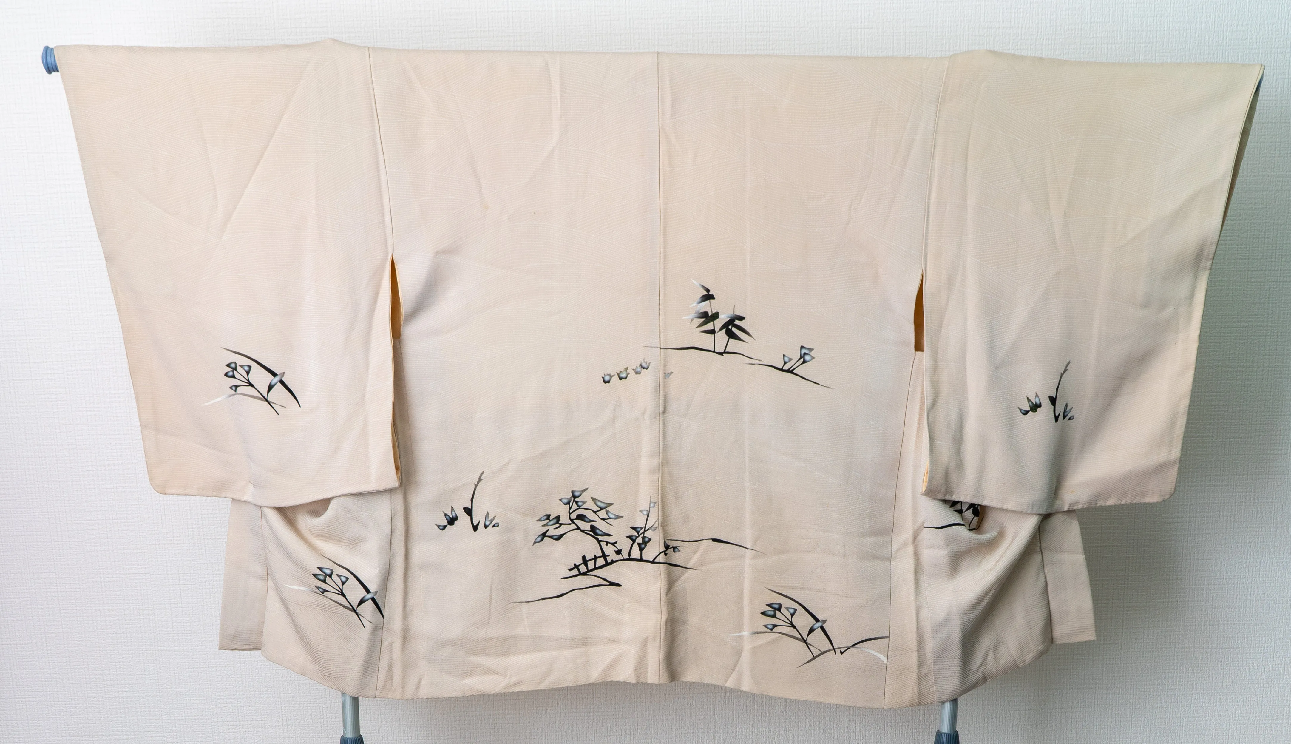 Simple Floral Haori - Genuine Silk Kimono Coat - Light Beige with Black Plants